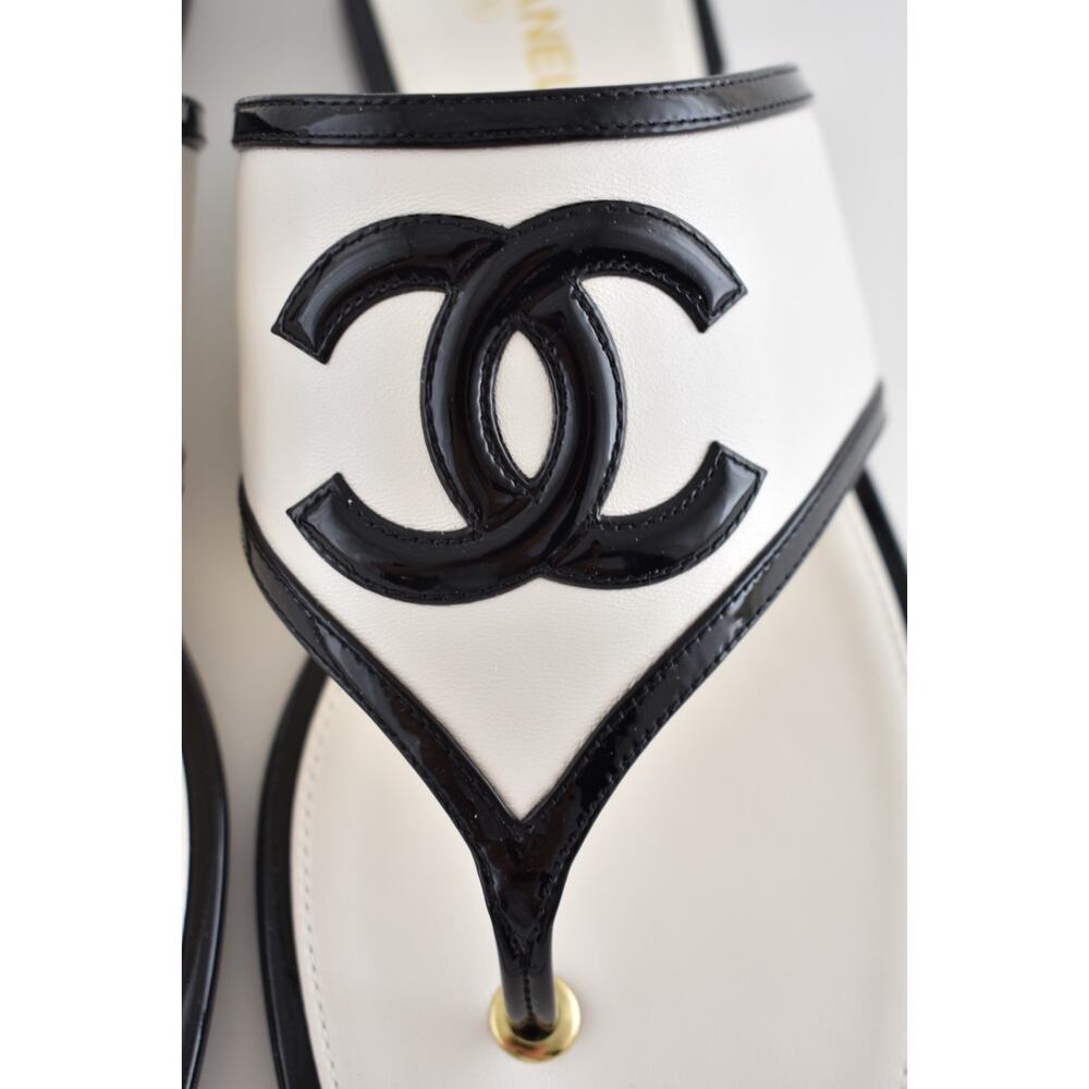 Chanel 26B White Black Patent CC Logo Thong Mule Slide Flip Flop Flat Sandal 42 - Picture 8 of 16